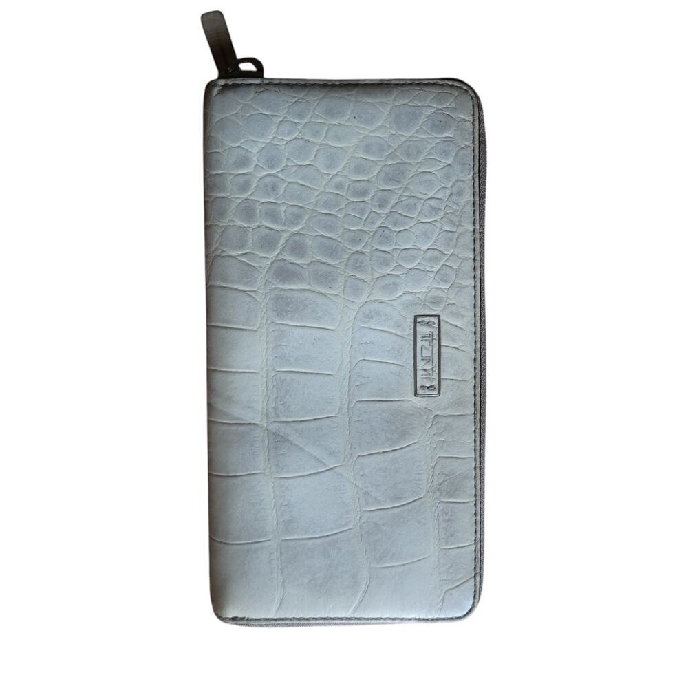TUMI Summer Wallet white Embossed Leather Zip-Around 12 Credit Card Slots GUC